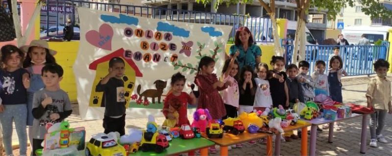 Minik öğrenciler sokak hayvanları için oyuncaklarını sattı