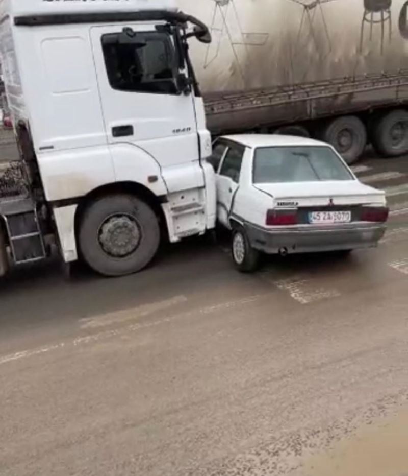 Kızıltepe’de tır önüne aldığı otomobili metrelerce sürükledi