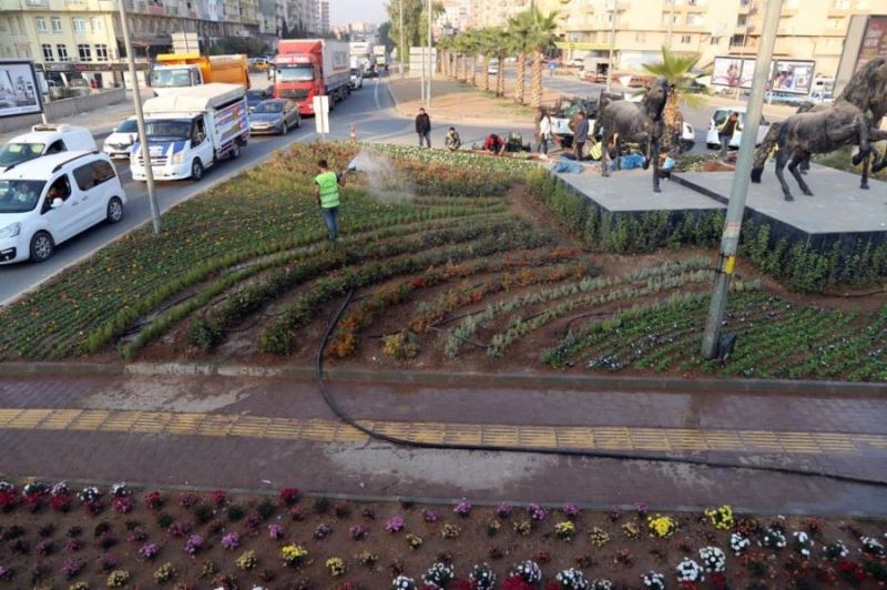 Kavşak ve Orta Refüjler Çiçeklerle Cıvıl Cıvıl 