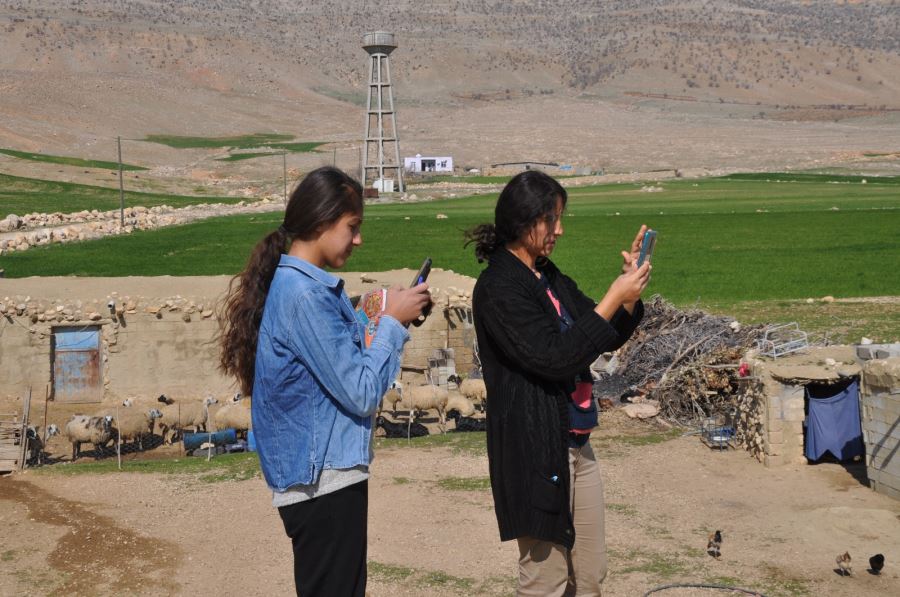 Okulu olmayan mezranın öğrencileri uzaktan eğitime de yüz yüze eğitime de uzak kaldı