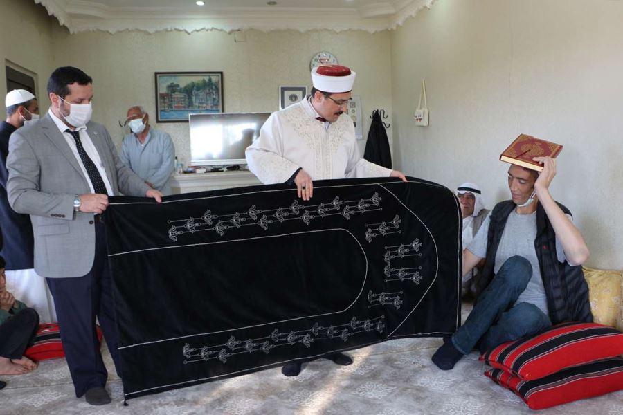 ​Miraç Kandili vesilesiyle dünyanın en uzun adamına 2 metrelik seccade hediye edildi