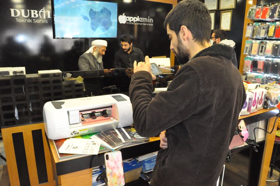 Dubai İletişim’de nano teknoloji ile ekran koruyucu derdine son