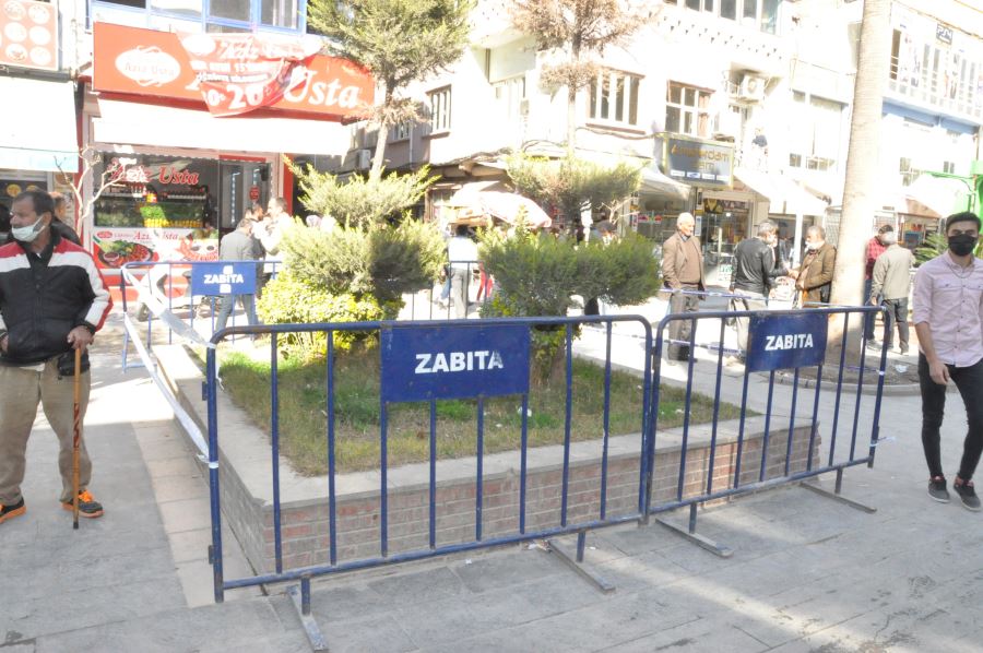 Koronavirüs vakalarının arttığı Kızıltepe’de beledi bankları söktü