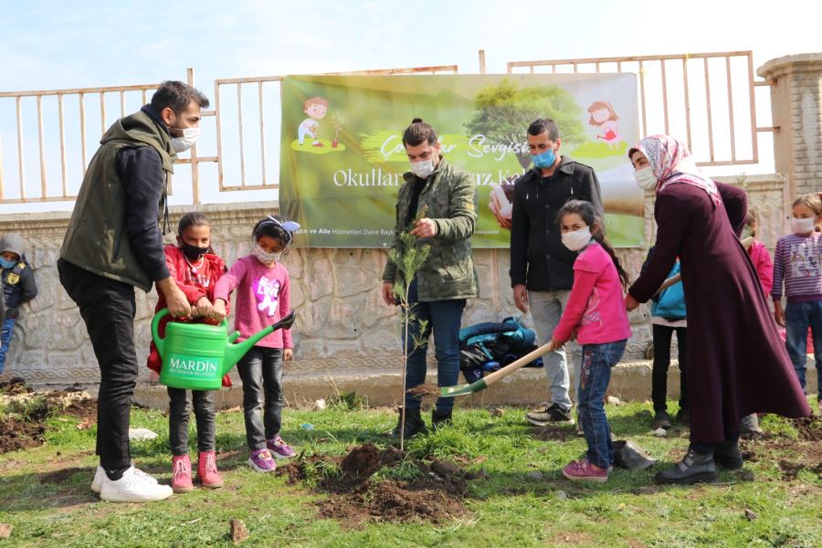 Derikli öğrenciler okul bahçesine fidan dikmenin mutluluğunu yaşadı