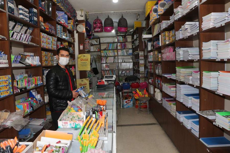 Okulların açılması Mardin’deki kırtasiyeci esnafına “can suyu” oldu