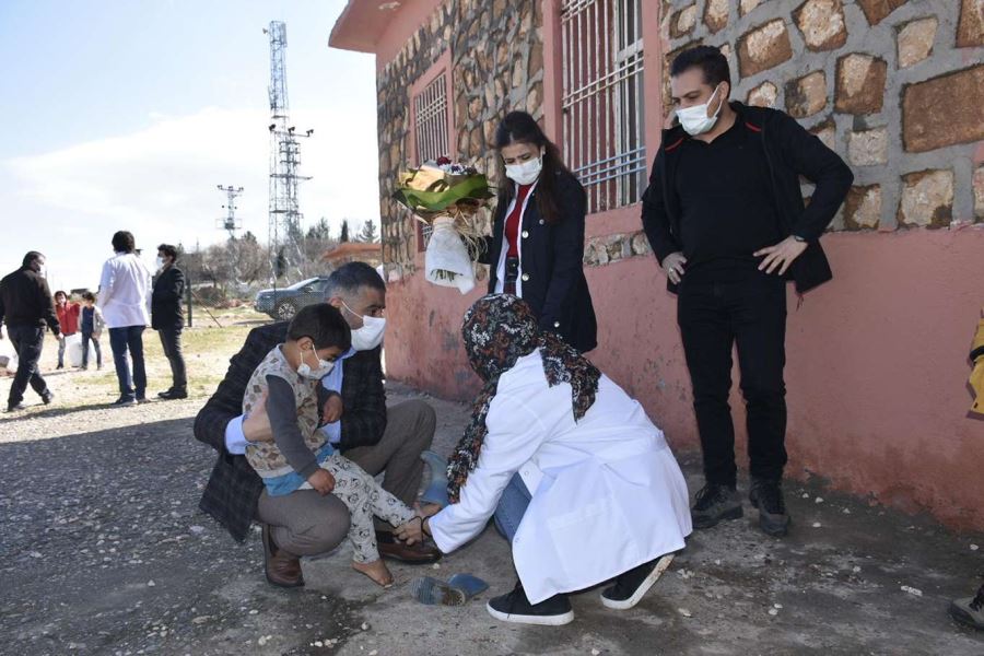 Sağlık çalışanlarından köy okullarına ziyaret