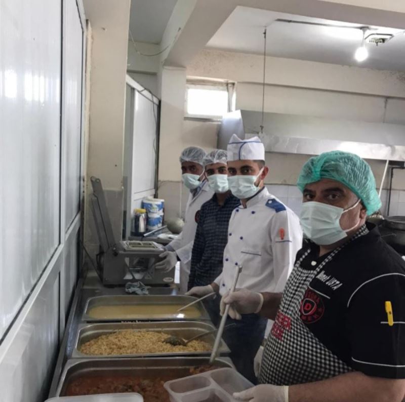 Derik’te ihtiyaç sahiplerine bayramda yemek ve tatlı ikramı