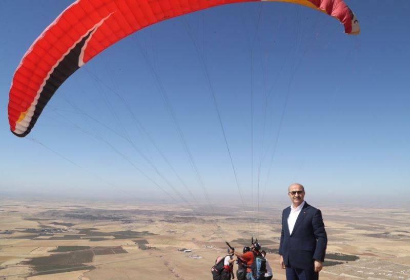 Derik’te 19 Mayıs etkinliği kapsamında yamaç paraşütü gösterisi düzenlendi