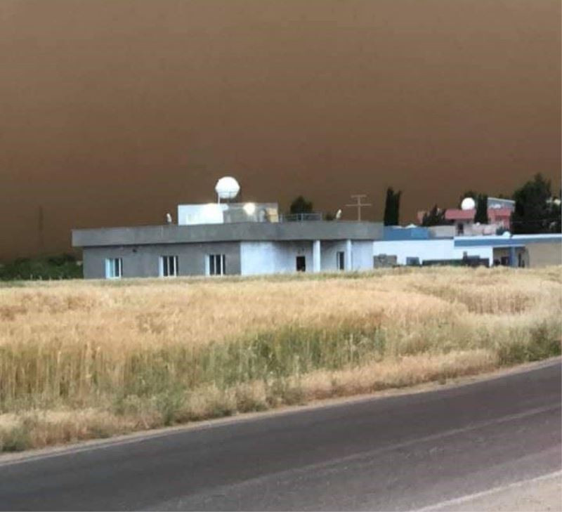 Kızıltepe’de toz fırtınası her yeri kapladı 