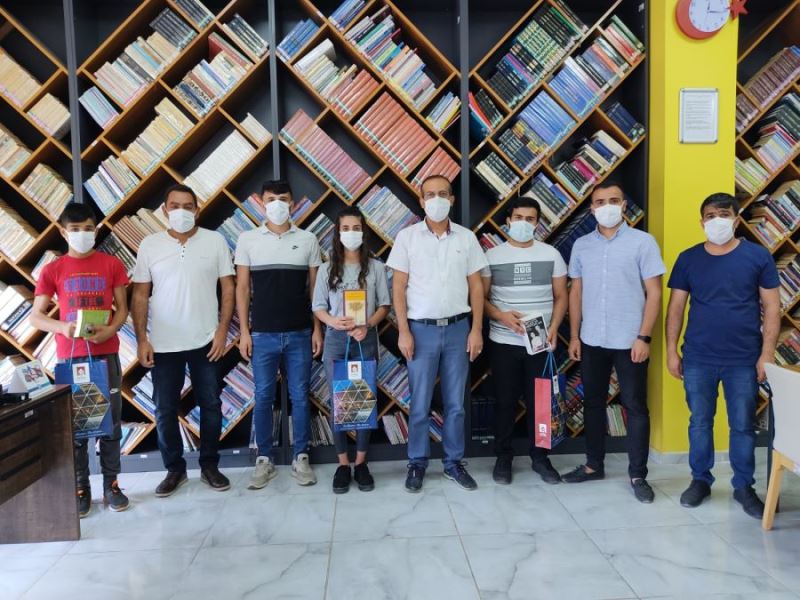 Derik’te en çok kitap okuyanlar ödüllendirildi