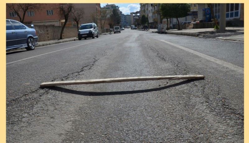Midyat Belediyesi yeni yapılan yolda çökmelerin sebebini doğalgaz firmasına bağladı