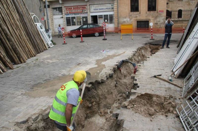 Midyat’ta doğal gaz yüklenici firma ve belediye arasındaki anlaşmazlık yüzünden durma noktasına geldi