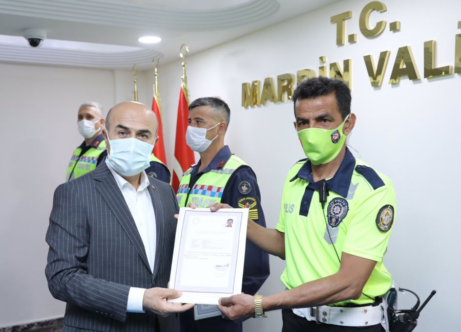 Vali Demirtaş, başarılı trafik görevlilerini ödüllendirdi