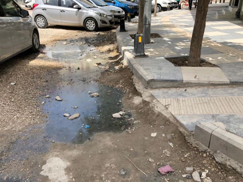 Kızıltepe’de yola akan atık su kötü kokuya sebep oluyor