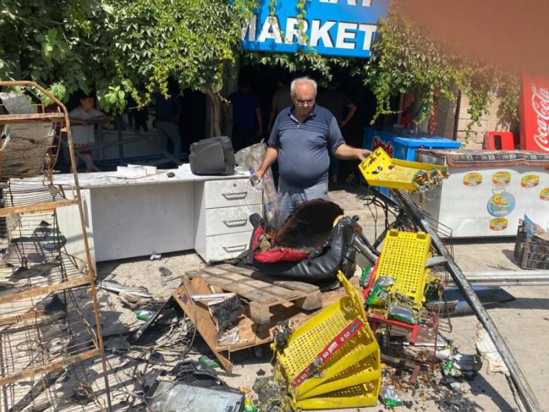 Kızıltepe’de çıkan yangında bakkaldaki eşyalar kullanılamaz hale geldi