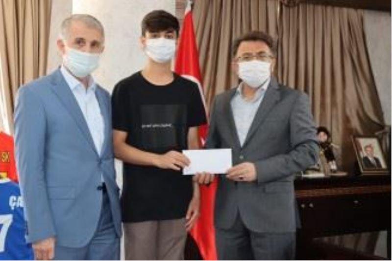 Fotoğraf Yarışmasında İlk Beşe Giren Öğrencilere Ödülleri Verildi