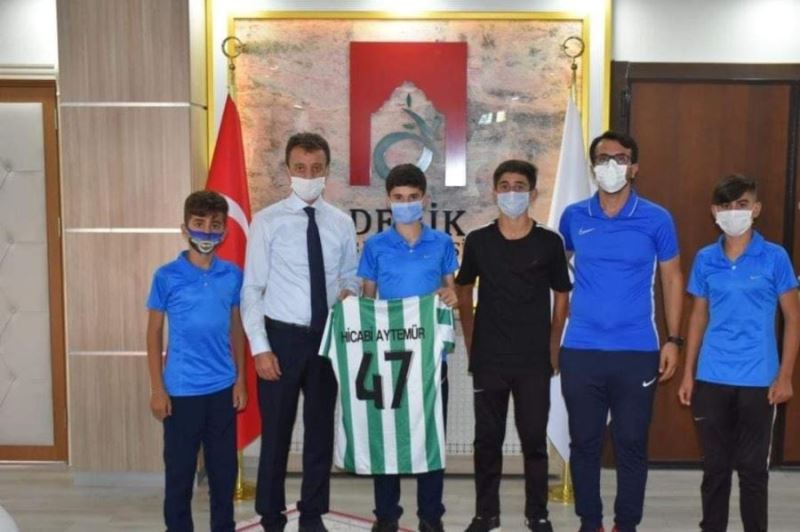 Derik Belediyesi gençleri unutmuyor