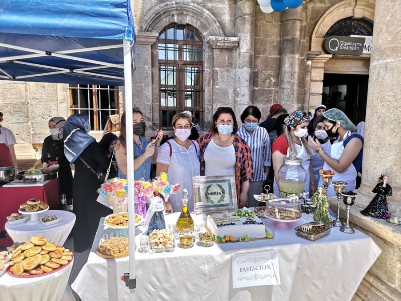 Derik Belediyesi kursiyerleri el emeği ürünlerini sergiledi
