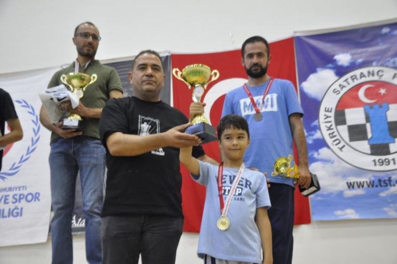 Satranç sevgisi için Van’dan Mardin’e geldi