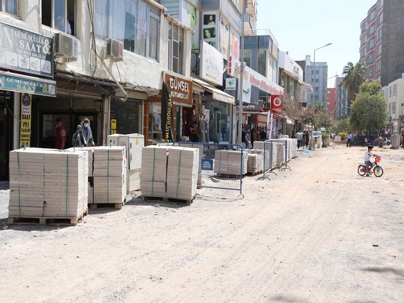 Kızıltepe Cumhuriyet Meydanında Yenileme Çalışmaları Sürüyor