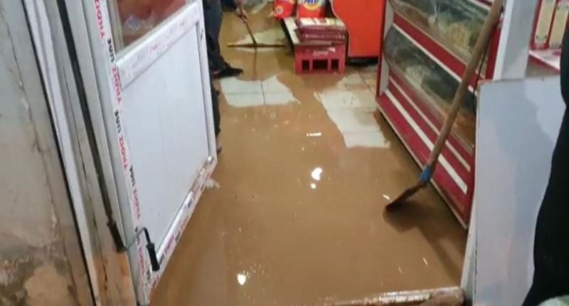 Yine su borusu patladı, esnaf perişan oldu