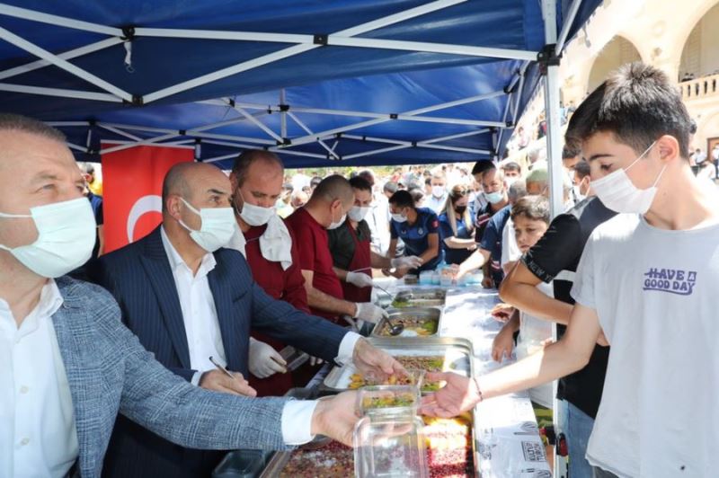 Vali Demirtaş, aşure dağıtımına katıldı