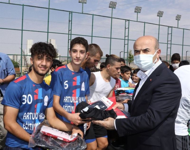 370 Sporcuya Spor Malzemesi Dağıtıldı