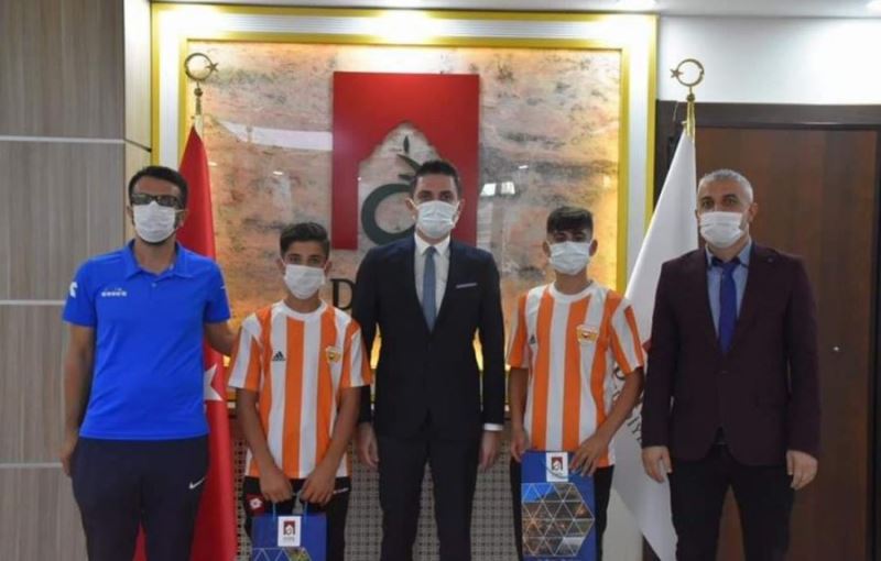 Kaymakam Çakır başarılı sporcuları ödüllendirdi