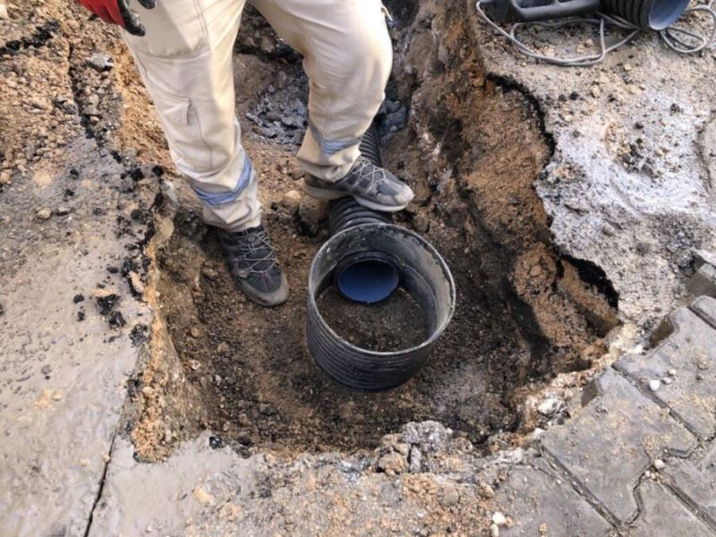 Önce asfaltı döktüler sonra su giderini yapmak için yolu kazdılar