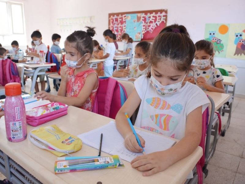 Çocukların İlk Kalemleri Okullarında Hediye Edildi