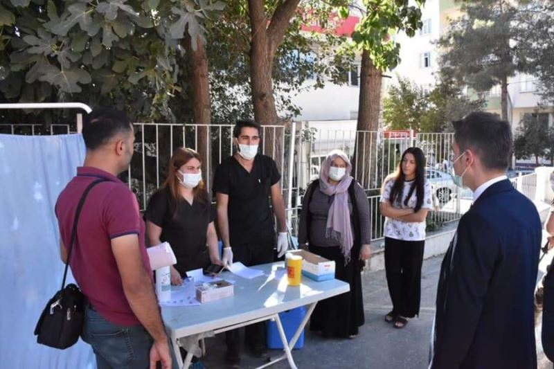 Kaymakam Çakır aşı standını ziyaret etti