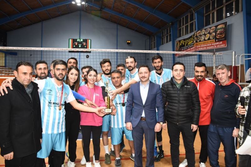 Kaymakam Kayabaş, basın adına düzenlenen turnuvayı ziyaret etti