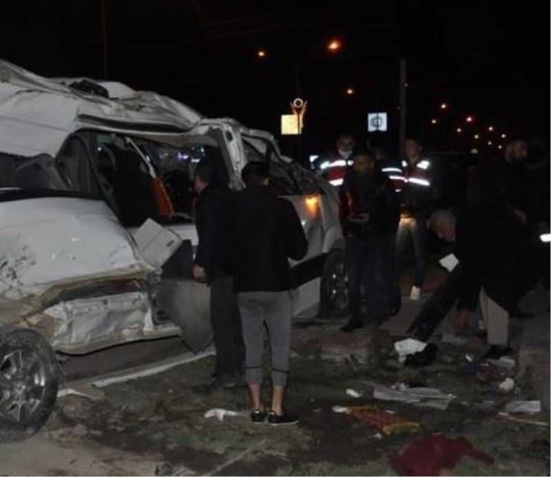 Mardin’de fabrika işçilerini taşıyan  iki servis aracı zincirleme kazaya karıştı: 2’si ağır 11 yaralı