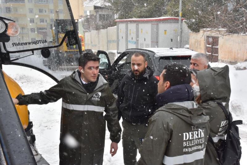 Kaymakam Çakır, kar temizleme çalışmalarını inceledi