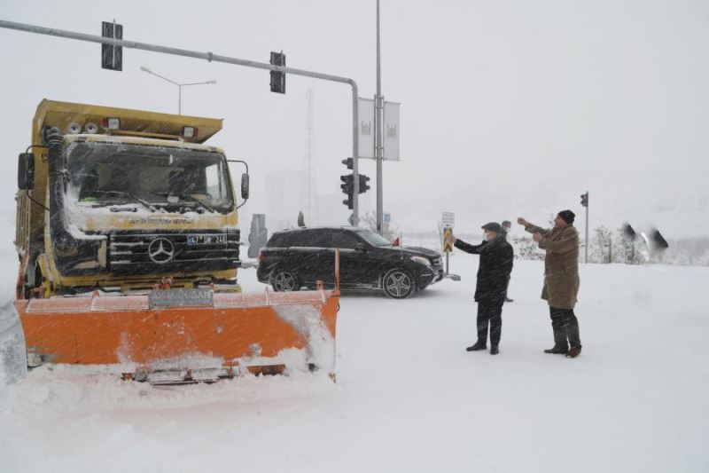 Vali Demirtaş, yol açma çalışmalarını inceledi 