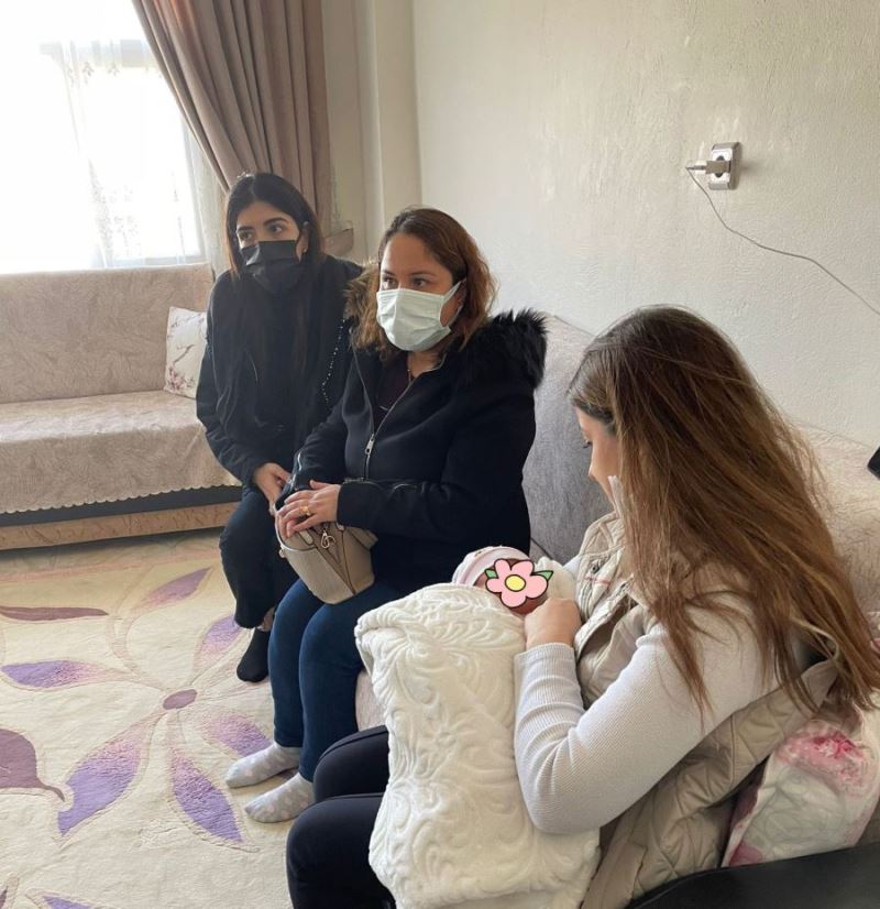 Kaymakamın eşi doğum sırasında ölen kadının ailesini ziyaret etti