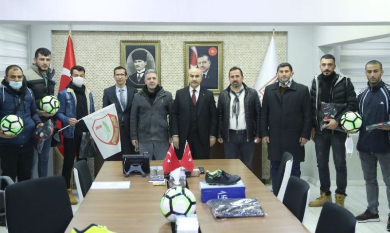 Vali Demirtaş, Şeyhanspor Yöneticileri ile Görüştü