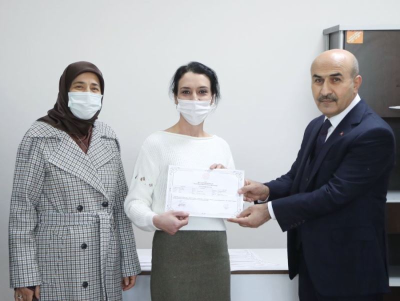 Başarılı kursiyerler sertifikalarını Vali Demirtaş’ın elinden aldılar