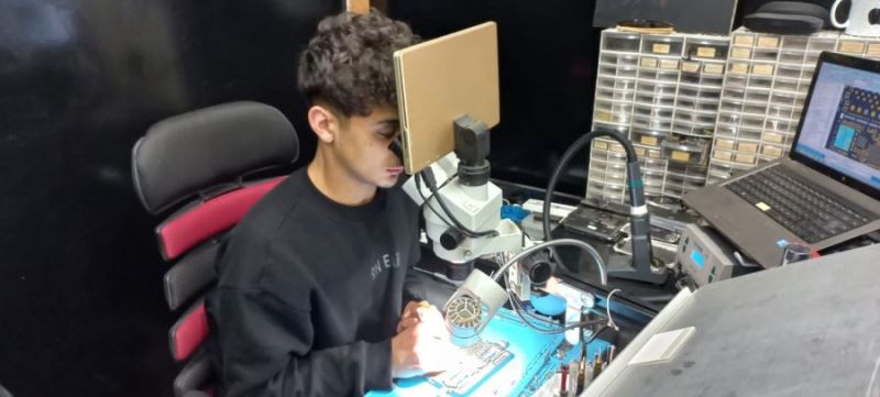 18 yaşındaki lise öğrencisi cerrah gibi telefon tamir ediyor