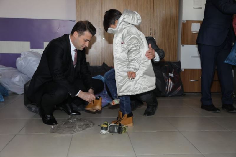  Kızıltepe’de öğrencilere mont ve bot yardımı