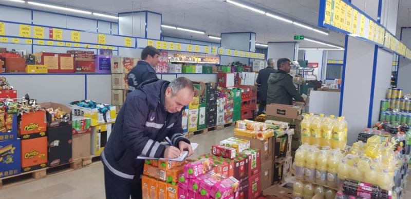 Mardin’de Zabıta ekipleri zincir marketleri denetledi