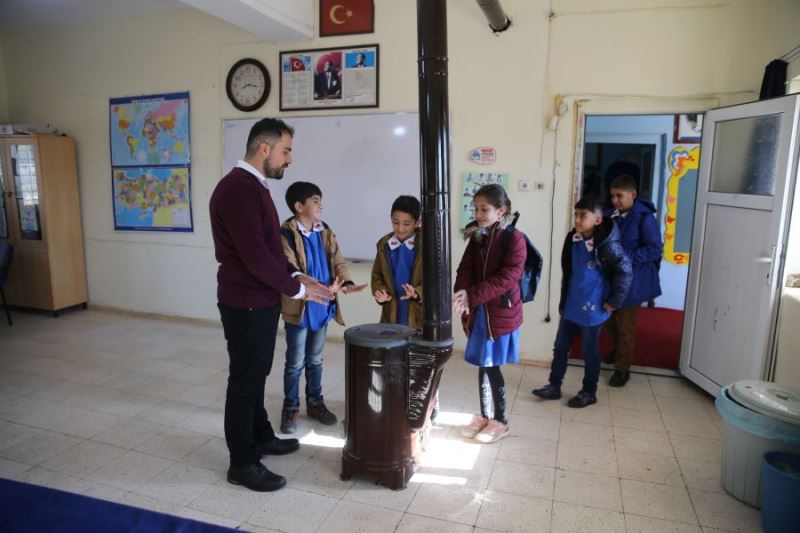 Köy okulu fedakar öğretmenlerle sıcak bir yuvaya dönüştü