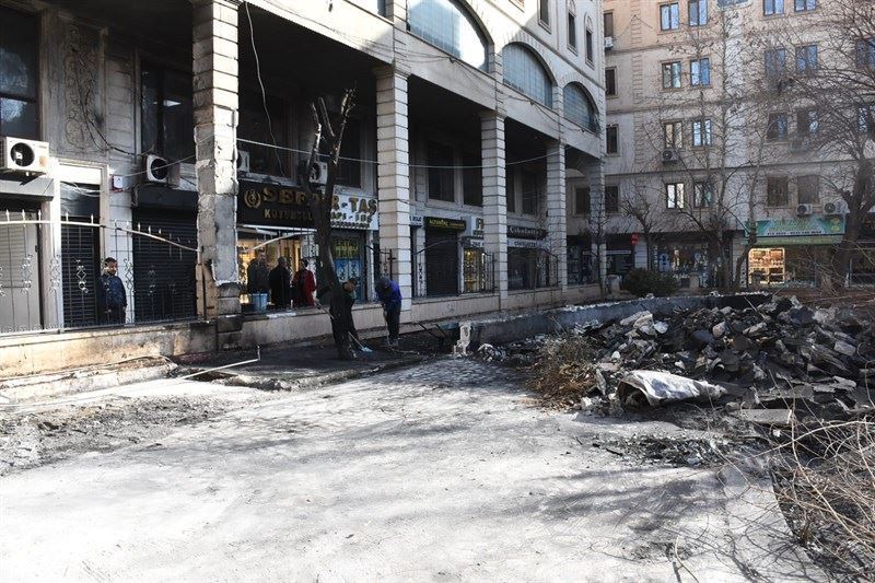 Kaymakam Kayabaşı iş yerleri yanan esnafı ziyaret etti