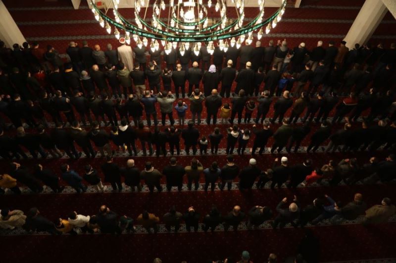 Berat Kandil’inde Vatandaşlara Kandil Simidi Dağıtıldı