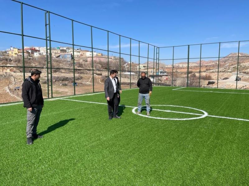 Başkan Aksoy yapımı devam eden halı sahaları gezdi