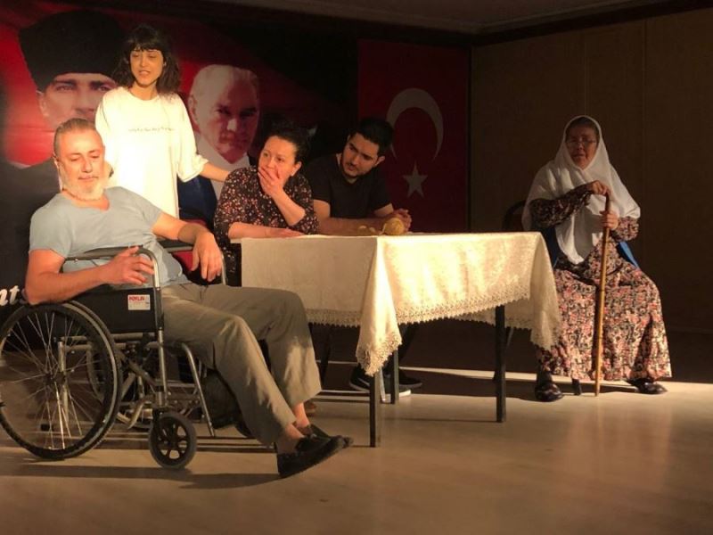  “Uçurum” adlı tiyatro Öğrencilerin beğenisini kazandı