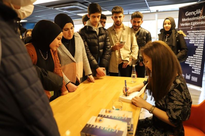 Yazar Ece Ergönenç Gençlik Merkezi’nde Gençlerle Buluştu