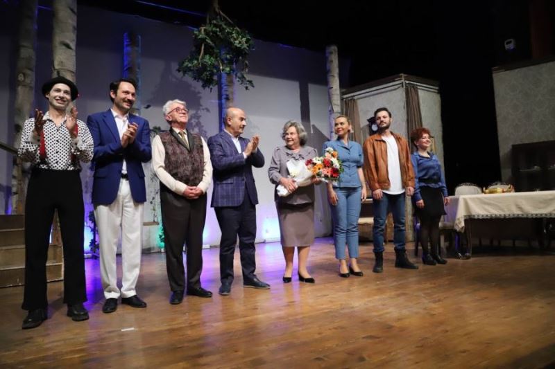 “Ağaçlar Ayakta Ölür” Adlı Tiyatro Oyunu İzleyici İle Buluştu