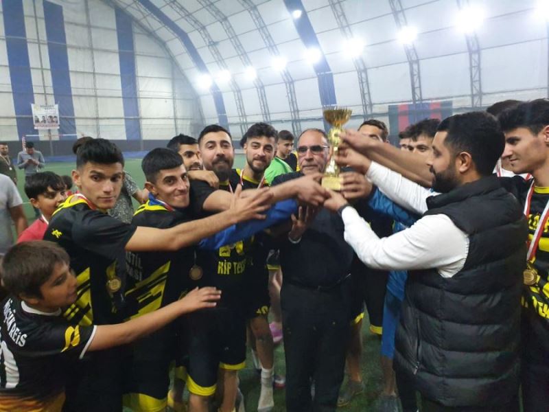 Köylerarası Futbol Turnuvasında Şampiyon Şıkefta takımı 