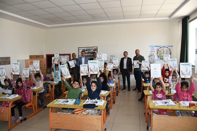 Nusaybin Kaymakamı öğrencilere kitap hediye etti